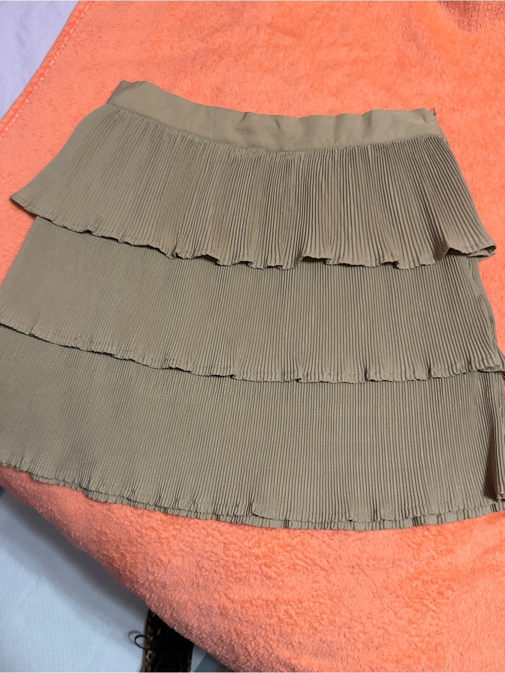 PrettyLittleThing Tiered Pleated Mini Skirt in Taupe